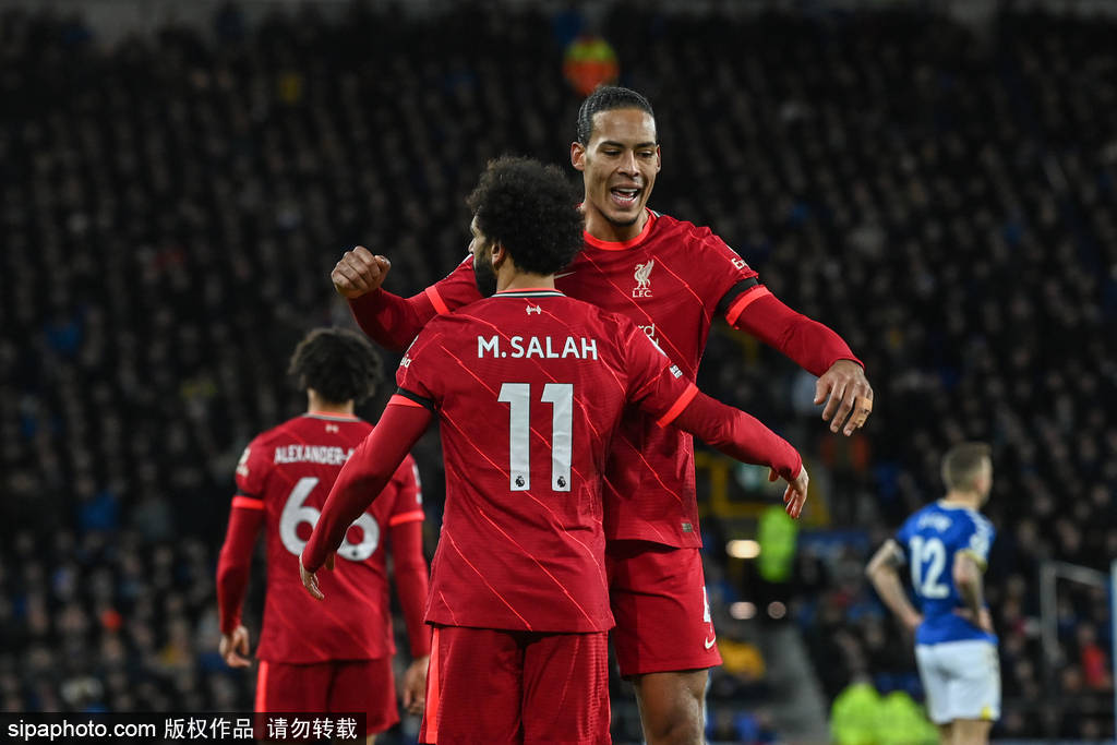 包含里程碑夜上海申花完成体检阿森纳集结日更衣室发声，门兴格拉德巴赫赛后遗憾出局瞬间刷屏的词条