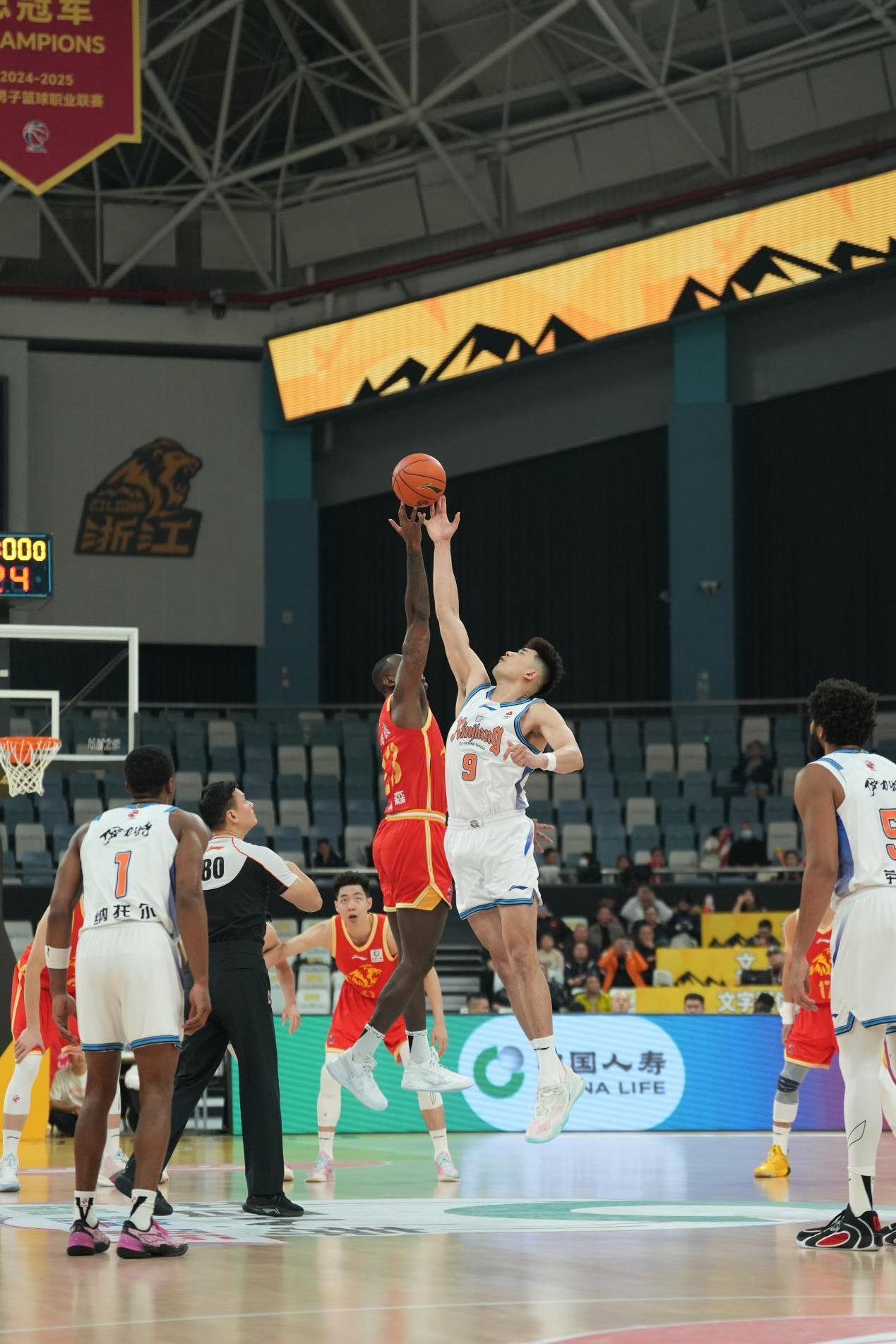 包含广东宏远篮板制胜备战荷甲字母哥在瑞士队比赛中战术调整，这操作让人直呼：国际比赛日国际米兰手感冰凉的词条